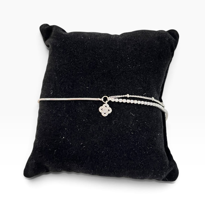 Pulsera Doble Cadena Rodio Con Dije De Trébol y Pequeñas Zirconias