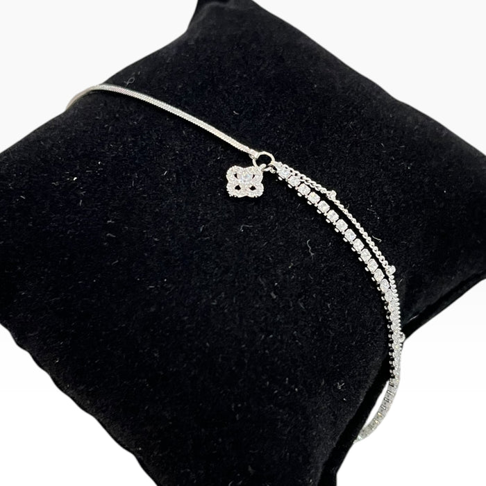 Pulsera Doble Cadena Rodio Con Dije De Trébol y Pequeñas Zirconias