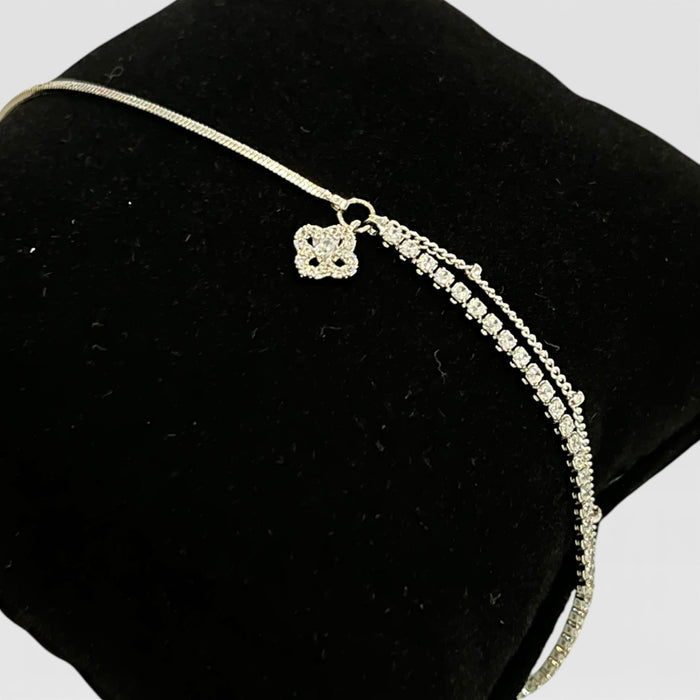 Pulsera Doble Cadena Rodio Con Dije De Trébol y Pequeñas Zirconias